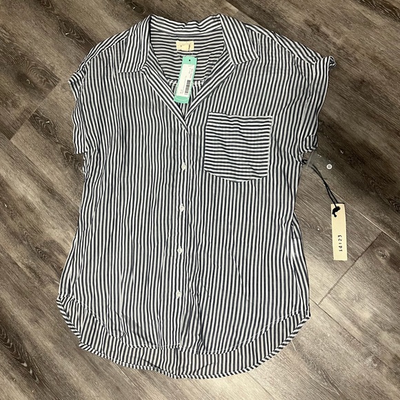 Button down top - Picture 2 of 3